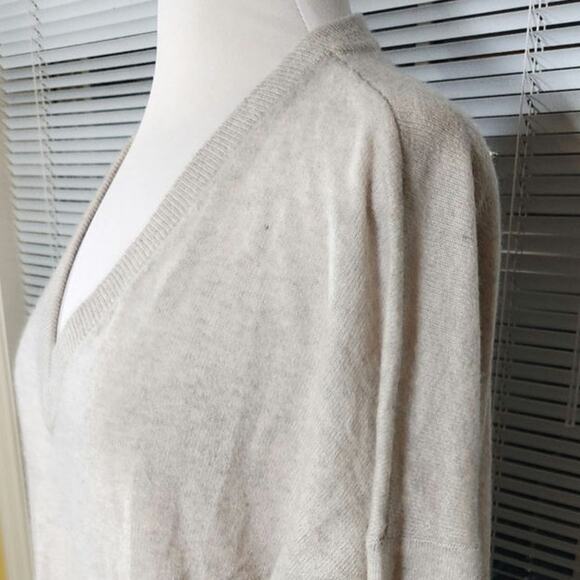 C by Bloomingdales $229 Medium 100% Cashmere Light Gray Beige V-Neck Sweater - Picture 4 of 14